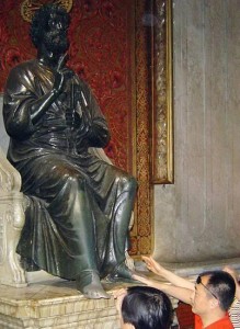 El pie gastado de San Pedro en el Vaticano